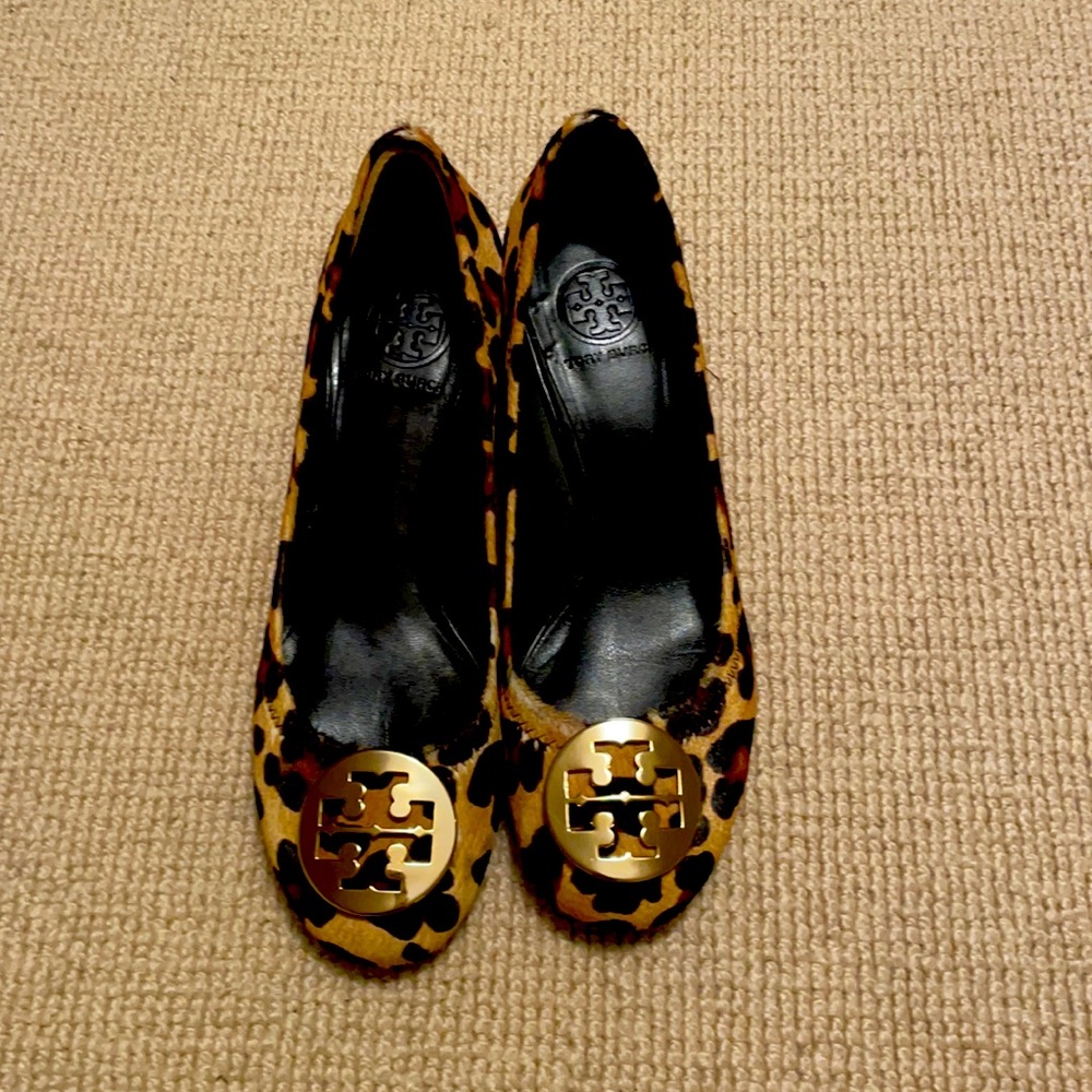 a classic leopard print pump